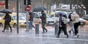 καταιγίδα βροχή ομπρέλες πλημμύρα κόσμος περπατάει Αθήνα