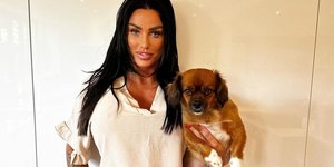 Η Κέιτι Πράις με ένα από τα κατοικίδια ζώα της 