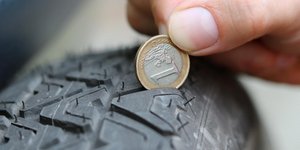 Έλεγχος ελαστικού αυτοκινήτου