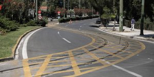 Κίτρινη διαγράμμιση στους δρόμους 