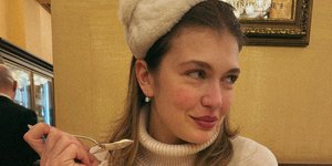 Η Κλέλια Ανδριολάτου με λευκό πουλόβερ