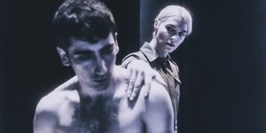 γυναικα πιανει αντρα απο πλατη 