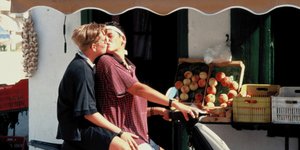 κοπελες φιλιουνται σε βεσπα 