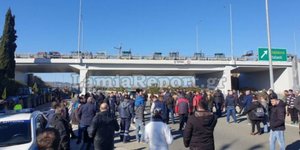 Εκατοντάδες αγρότες έκλεισαν την εθνική οδό στην Αταλάντη