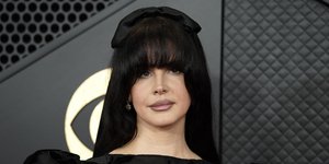 Η Lana Del Rey στα 66α ετήσια βραβεία Grammy στο Λος Άντζελες