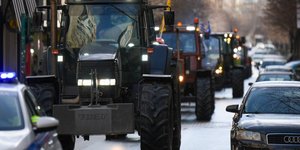 Έβγαλαν τα τρακτέρ στην κεντρική πλατεία Λάρισας οι αγρότες του κόμβου Πλατυκάμπου