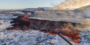 Λάβα πάνω σε χιόνι στην Ισλανδία