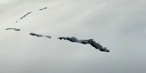 Αγέλη λύκων έσκαψε τούνελ για να διασχίσει το πυκνό χιόνι