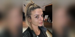 Κ. Λιόλιου: Με μαυρισμένο μάτι η τραγουδίστρια -Η στιγμή που δέχεται ηλεκτρονικό τσιγάρο στο κεφάλι