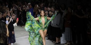 Η Jennifer Lopez παραδέχεται ότι ο στυλίστας της προσπάθησε να την πείσει να μην φορέσει το εμβληματικό φόρεμα Versace