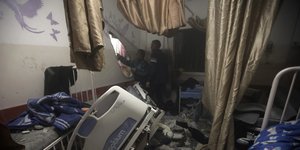Παλαιστίνιοι επιθεωρούν τις ζημιές στα δωμάτια ασθενών που προκλήθηκαν από τα ισραηλινά πλήγματα στο νοσοκομείο Nasser στην πόλη Khan Younis, στη νότια Λωρίδα της Γάζας