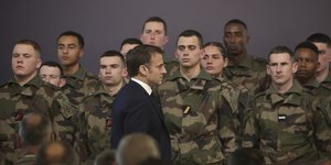 Ο Μακρόν περνά ανάμεσα από Γάλλους στρατιώτες