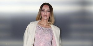 η Μπέττυ Μαγγίρα με τουαλέτα Mi Ro