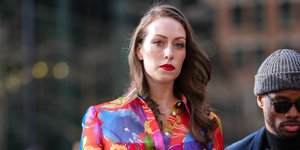 Γυναίκα με φλοράλ shirt dress