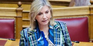 Ζέττα Μακρή καρο σακακι βουλη
