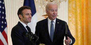 Τζο Μπάιντεν και Εμανουέλ Μακρόν / AP Photo