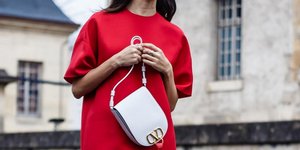 γυναίκα με κόκκινο φόρεμα και κόκκινα νύχια