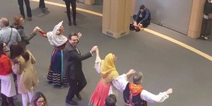 Δείτε τον Μαργαρίτη Σχοινά να χορεύει παραδοσιακούς χορούς σε έκθεση στο ευρωκοινοβούλιο