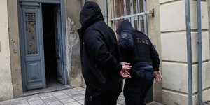 με κουκουλα και δεμενα χερια 