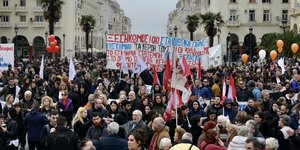 Με κόκκινα μπαλόνια στην πορεία