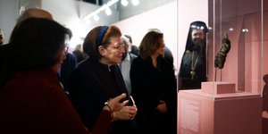 Η υπουργός Πολιτισμού Λίνα Μενδώνη ξεναγείται στην έκθεση με τίτλο «Η κρυφή γοητεία της πλαστογραφίας» και «Fake (f) or Real (Ψεύτικο για αληθινό;)», στο Τελλόγλειο Ίδρυμα Τεχνών
