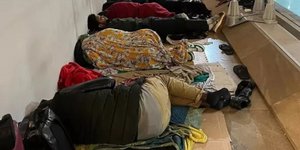 Μετανάστες που κοιμούνται στο αεροδρόμιο της Μαδρίτης