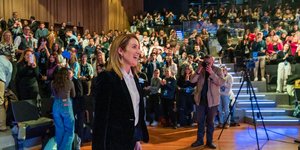 H Ρομπέρτα Μετσόλα εισέρχεται στο αμφιθέατρο του Ωδείου Αθηνών