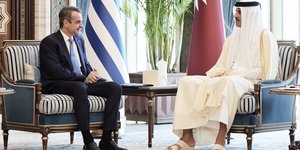 Ο Πρωθυπουργός Κυριάκος Μητσοτάκης συναντήθηκε στη Ντόχα με τον Εμίρη του Κατάρ
