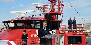 Ο πρωθυπουργός Κυριάκος Μητσοτάκης στο λιμάνι του Πειραιά