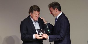 Ο Κυριάκος Μητσοτάκης βράβευσε τον Ότο Ρεχάγκελ