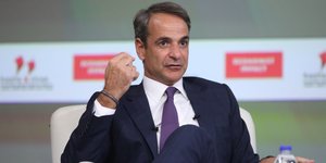 Κυριάκος Μητσοτάκης σε πολυθρονα λευκη
