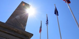 μνημειο σημαιες
