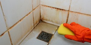 Πώς να απαλλαγείτε οριστικά από τη μούχλα στο μπάνιο