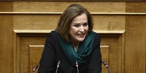 Η Ντόρα Μπακογιάννη στο βήμα της Βουλής