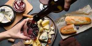 Κρασί με πλατό τυριών