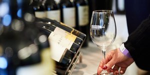 κρασια ποτηρι αδειο 