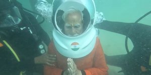 Στιγμιότυπο από την υποβρύχια προσευχή του Ινδού πρωθυπουργού, Ναρέντρα Μόντι 