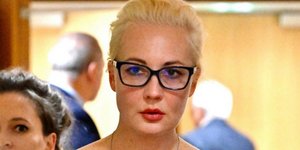 <!-- wp:paragraph --> <p>Σήμερα στο Συμβούλιο Εξωτερικών Υποθέσεων όπου απηύθυνε σύντομη ομιλία η χήρα του Ναβάλνι, η Γιούλια Ναβάλναγια, επισημάνθηκε ότι ο Αλεξέι Ναβάλνι «δολοφονήθηκε αργά στη φυλακή από το ρωσικό καθεστώς». Η Γιούλια Ναβάλναγια τόνισε ότι ο σύζυγός της που ήταν ο νούμερο ένα αντίπαλος του Πούτιν, ότι ήταν ένας ήρωας και "πέθανε ως ήρωας" στη φυλακή. Ανέφερε, επίσης, ότι «η Ρωσία δεν είναι ο Πούτιν και ο Πούτιν δεν είναι η Ρωσία», ενώ επιβεβαίωσε τη δέσμευσή της να συνεχίσει τον αγώνα του