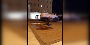 Μηχάνημα του Δήμου Αθηναίων στον Άγνωστο Στρατιώτη