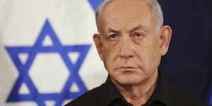 O Μπέντζαμιν Νετανιάχου μπροστά από σημαία του Ισραήλ