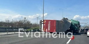 Ανατροπή νταλίκας στην Αθηνών-Λαμίας, στο ύψος του Αυλώνα