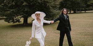 Η αντισυμβατική νύφη που παντρεύτηκε με classy σακάκι και καπέλο