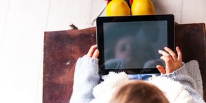 παιδι κοιταει ταμπλετ 