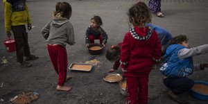 παιδια ταψια στο εδαφος
