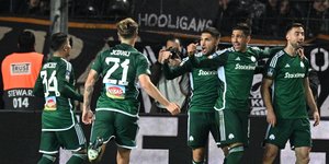 Οι παίκτες του Παναθηναϊκού πανηγυρίζουν στη Τούμπα