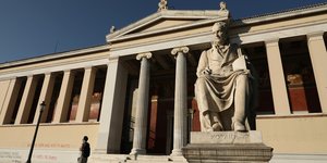 εκπα κτιριο αγαλμα