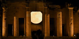 Η πανσέληνος του χιονιού πάνω από την Ακρόπολη