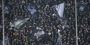 Φίλαθλοι του ΠΑΟΚ στην Τούμπα