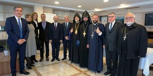 ομαδικη φωτο με παππαδες 