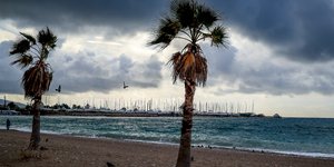 Παραλία συννεφιά